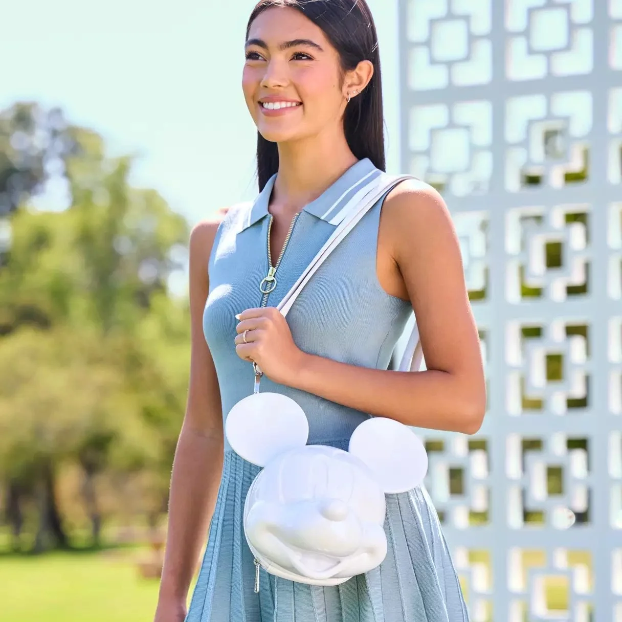 【Loungefly】Disney ミッキー フェイス クロスボディ ホワイト New Mickey Mouse Molded White Loungefly Bag on Disney Store